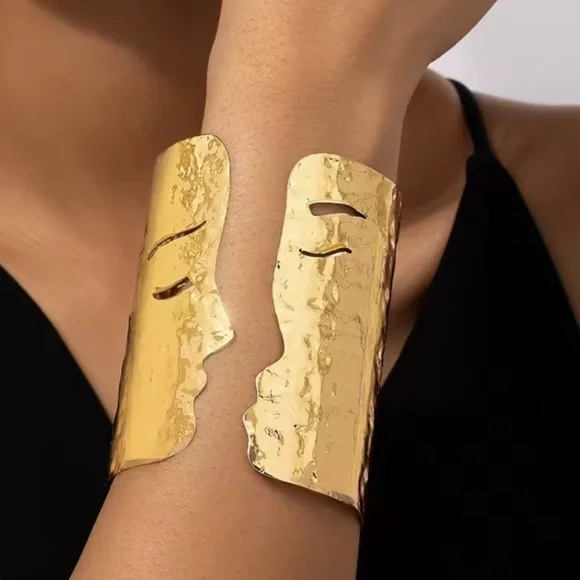 Face gold color cuff Bracelet - Picture 2 of 9